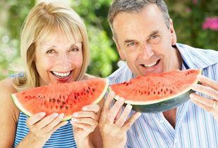 给老人吃瓜,为老人送上清凉甜蜜的瓜果时光