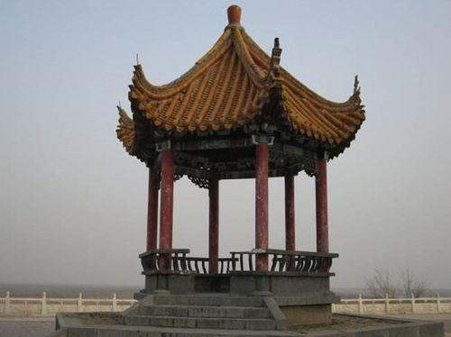 明德阁亭子吃瓜,夏日吃瓜，品味古韵时光