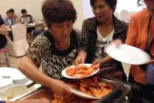 临沧大妈吃瓜视频,一场接地气的社区生活秀